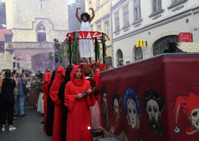 Ależ to było widowisko! Aktorzy, tancerze, muzycy, szczudlarze opanowali Kraków - zdjęcie 17