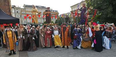 Ależ to było widowisko! Aktorzy, tancerze, muzycy, szczudlarze opanowali Kraków - zdjęcie 52