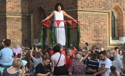 Ależ to było widowisko! Aktorzy, tancerze, muzycy, szczudlarze opanowali Kraków - zdjęcie 36