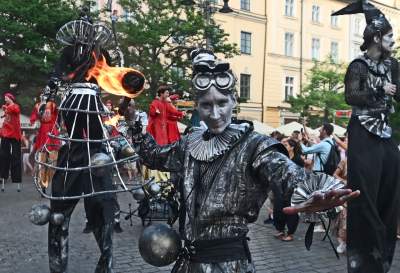 Ależ to było widowisko! Aktorzy, tancerze, muzycy, szczudlarze opanowali Kraków - zdjęcie 46
