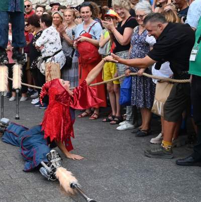Ależ to było widowisko! Aktorzy, tancerze, muzycy, szczudlarze opanowali Kraków - zdjęcie 12
