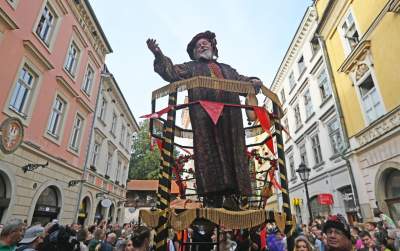 Ależ to było widowisko! Aktorzy, tancerze, muzycy, szczudlarze opanowali Kraków - zdjęcie 26