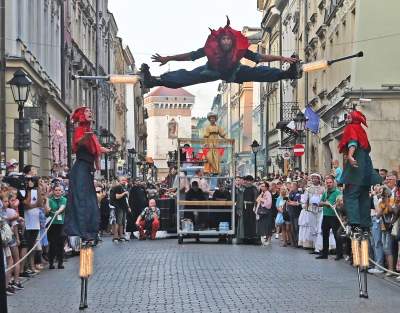 Ależ to było widowisko! Aktorzy, tancerze, muzycy, szczudlarze opanowali Kraków - zdjęcie 33