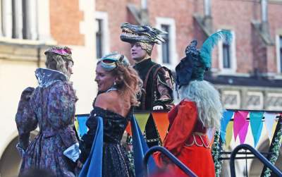 Ależ to było widowisko! Aktorzy, tancerze, muzycy, szczudlarze opanowali Kraków - zdjęcie 49