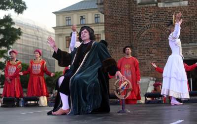 Ależ to było widowisko! Aktorzy, tancerze, muzycy, szczudlarze opanowali Kraków - zdjęcie 60