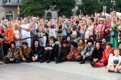 Ależ to było widowisko! Aktorzy, tancerze, muzycy, szczudlarze opanowali Kraków - zdjęcie 63