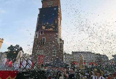 Ależ to było widowisko! Aktorzy, tancerze, muzycy, szczudlarze opanowali Kraków - zdjęcie 70