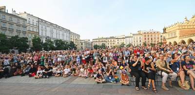 Ależ to było widowisko! Aktorzy, tancerze, muzycy, szczudlarze opanowali Kraków - zdjęcie 61