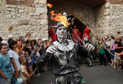 Ależ to było widowisko! Aktorzy, tancerze, muzycy, szczudlarze opanowali Kraków - zdjęcie 22