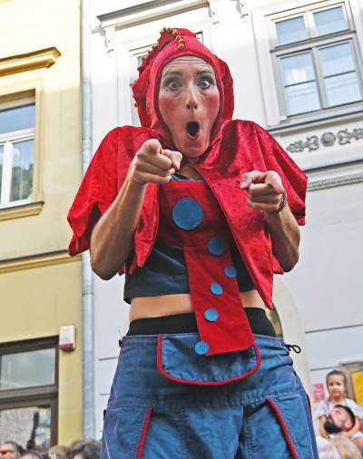 Ależ to było widowisko! Aktorzy, tancerze, muzycy, szczudlarze opanowali Kraków - zdjęcie 11