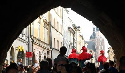 Ależ to było widowisko! Aktorzy, tancerze, muzycy, szczudlarze opanowali Kraków - zdjęcie 8