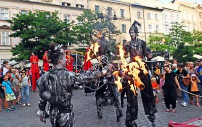 Ależ to było widowisko! Aktorzy, tancerze, muzycy, szczudlarze opanowali Kraków - zdjęcie 50