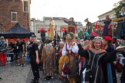 Ależ to było widowisko! Aktorzy, tancerze, muzycy, szczudlarze opanowali Kraków - zdjęcie 71