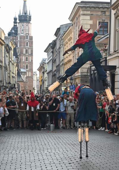 Ależ to było widowisko! Aktorzy, tancerze, muzycy, szczudlarze opanowali Kraków - zdjęcie 31