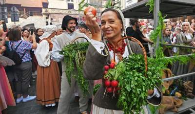 Ależ to było widowisko! Aktorzy, tancerze, muzycy, szczudlarze opanowali Kraków - zdjęcie 20
