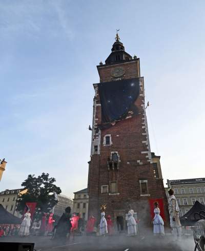 Ależ to było widowisko! Aktorzy, tancerze, muzycy, szczudlarze opanowali Kraków - zdjęcie 67