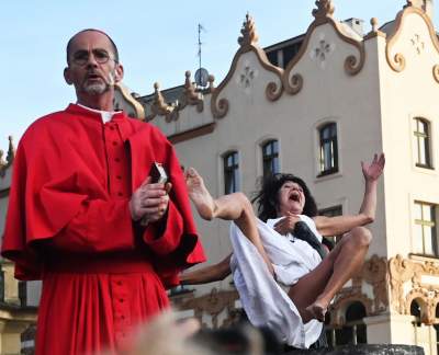 Ależ to było widowisko! Aktorzy, tancerze, muzycy, szczudlarze opanowali Kraków - zdjęcie 39