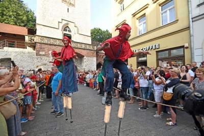 Ależ to było widowisko! Aktorzy, tancerze, muzycy, szczudlarze opanowali Kraków - zdjęcie 10