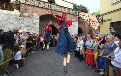 Ależ to było widowisko! Aktorzy, tancerze, muzycy, szczudlarze opanowali Kraków - zdjęcie 9