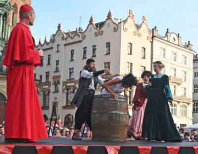 Ależ to było widowisko! Aktorzy, tancerze, muzycy, szczudlarze opanowali Kraków - zdjęcie 40