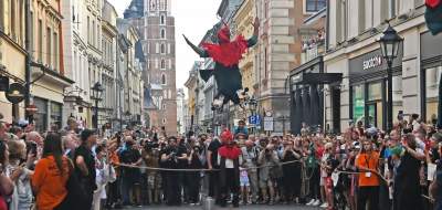 Ależ to było widowisko! Aktorzy, tancerze, muzycy, szczudlarze opanowali Kraków - zdjęcie 29