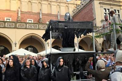 Ależ to było widowisko! Aktorzy, tancerze, muzycy, szczudlarze opanowali Kraków - zdjęcie 56