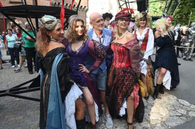 Ależ to było widowisko! Aktorzy, tancerze, muzycy, szczudlarze opanowali Kraków - zdjęcie 3