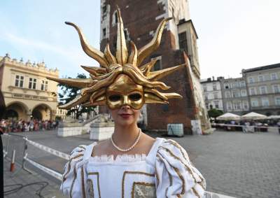 Ależ to było widowisko! Aktorzy, tancerze, muzycy, szczudlarze opanowali Kraków - zdjęcie 55