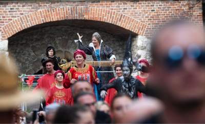 Ależ to było widowisko! Aktorzy, tancerze, muzycy, szczudlarze opanowali Kraków - zdjęcie 27