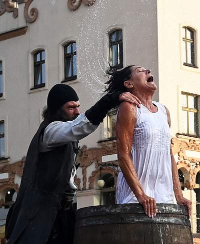 Ależ to było widowisko! Aktorzy, tancerze, muzycy, szczudlarze opanowali Kraków - zdjęcie 42