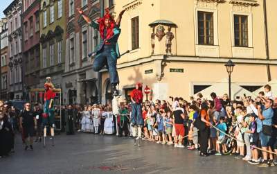 Ależ to było widowisko! Aktorzy, tancerze, muzycy, szczudlarze opanowali Kraków - zdjęcie 35