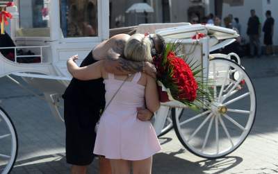 Oświadczyny na Rynku Głównym, w samo południe na oczach tłumu - zdjęcie 9