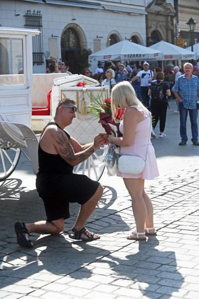 Oświadczyny na Rynku Głównym, w samo południe na oczach tłumu - zdjęcie 4