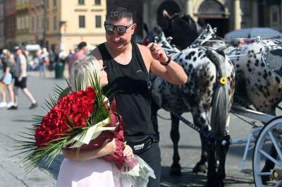 Oświadczyny na Rynku Głównym, w samo południe na oczach tłumu - zdjęcie 14