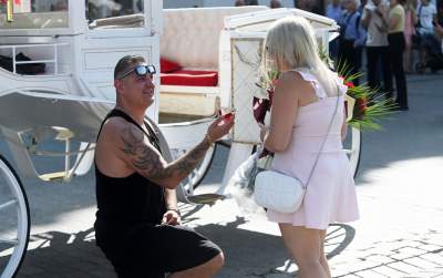 Oświadczyny na Rynku Głównym, w samo południe na oczach tłumu - zdjęcie 1