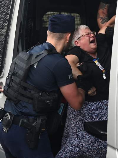 Starcie policji z babcią Kasią, czyli miesięcznica Kaczyńskiego na Wawelu - zdjęcie 47