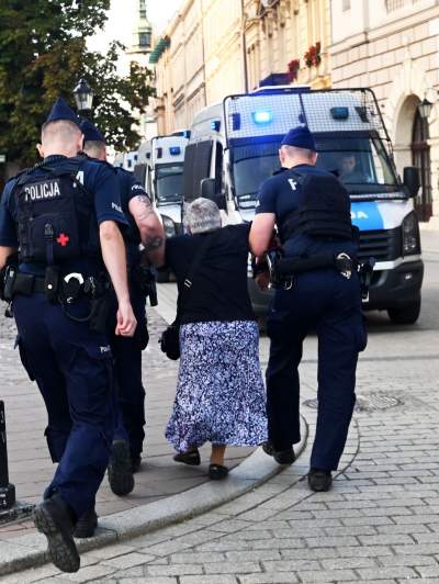 Starcie policji z babcią Kasią, czyli miesięcznica Kaczyńskiego na Wawelu - zdjęcie 46