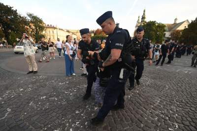 Starcie policji z babcią Kasią, czyli miesięcznica Kaczyńskiego na Wawelu - zdjęcie 45