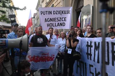 Specjalny pokaz filmu "Zielona granica", protesty zwolenników i przeciwników - zdjęcie 10