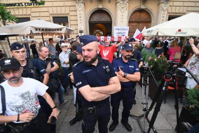 Specjalny pokaz filmu "Zielona granica", protesty zwolenników i przeciwników - zdjęcie 11