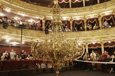 To nie  jest zwykły żyrandol, zużyte żarówki sprzedają się jak świeże bułeczki - zdjęcie 15