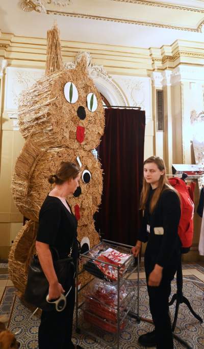 To nie  jest zwykły żyrandol, zużyte żarówki sprzedają się jak świeże bułeczki - zdjęcie 38