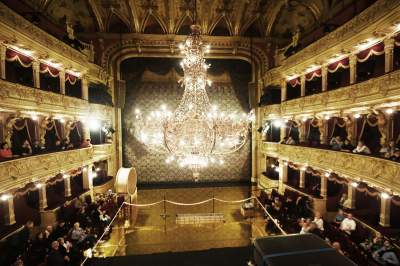 To nie  jest zwykły żyrandol, zużyte żarówki sprzedają się jak świeże bułeczki - zdjęcie 8