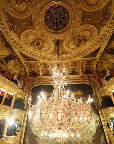 To nie  jest zwykły żyrandol, zużyte żarówki sprzedają się jak świeże bułeczki - zdjęcie 7