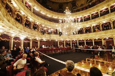 To nie  jest zwykły żyrandol, zużyte żarówki sprzedają się jak świeże bułeczki - zdjęcie 12