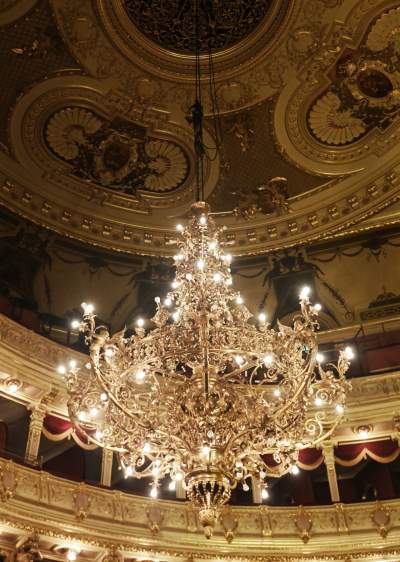 To nie  jest zwykły żyrandol, zużyte żarówki sprzedają się jak świeże bułeczki - zdjęcie 2