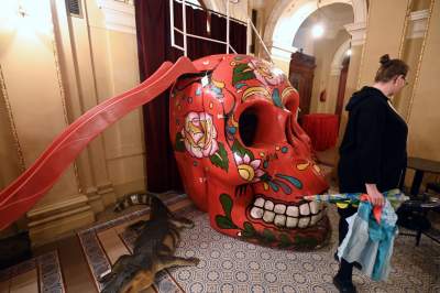 To nie  jest zwykły żyrandol, zużyte żarówki sprzedają się jak świeże bułeczki - zdjęcie 35