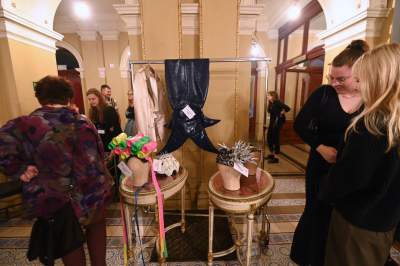 To nie  jest zwykły żyrandol, zużyte żarówki sprzedają się jak świeże bułeczki - zdjęcie 36