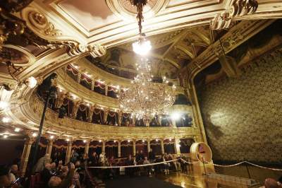 To nie  jest zwykły żyrandol, zużyte żarówki sprzedają się jak świeże bułeczki - zdjęcie 10