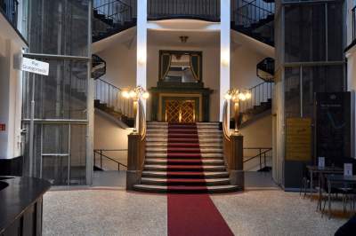 To była siedziba medialnego imperium, przypomniano o jego twórcy - zdjęcie 1